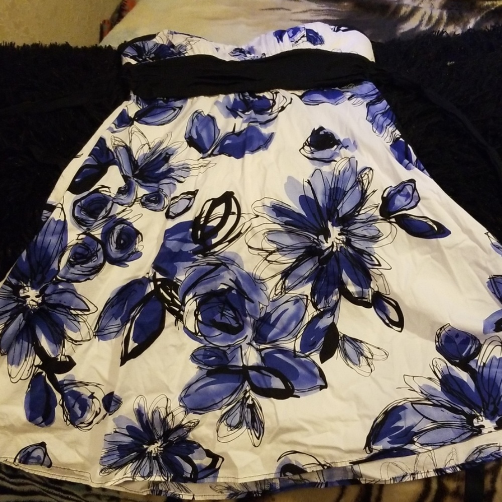 Dress - Picture 3 of 3